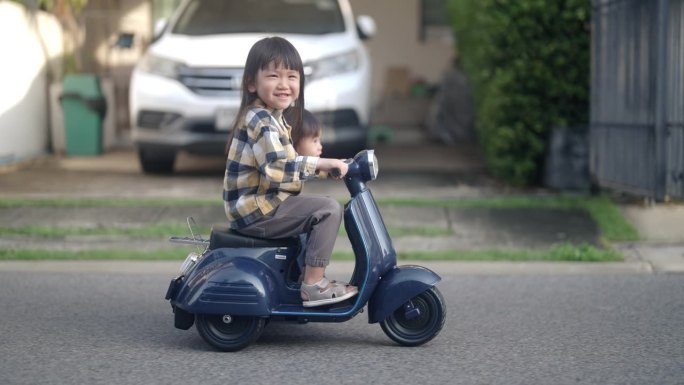 妹妹在玩玩具车