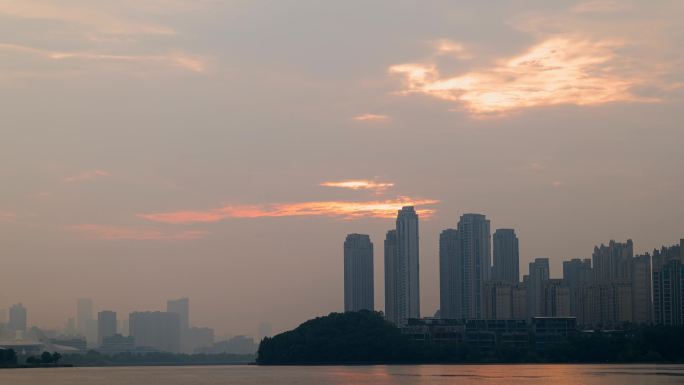 夏天日出火烧云延时天空