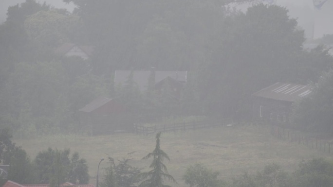 智利南部下大雨
