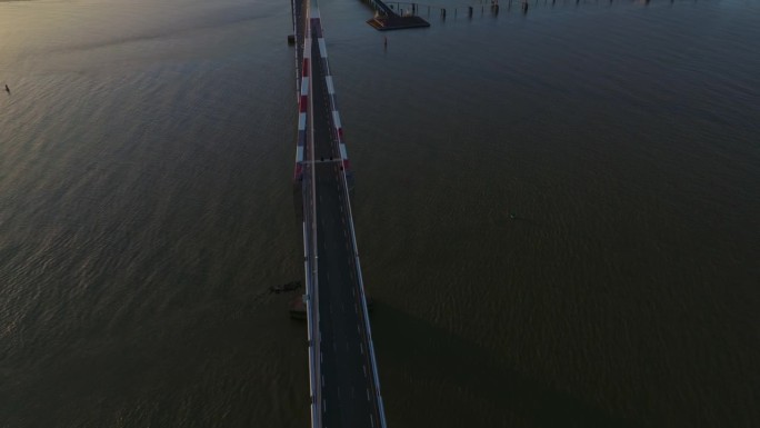 在公路上空飞行的法国斜拉桥。神奇的日出。圣纳泽尔大桥鸟瞰图，这座斜拉桥横跨法国卢瓦尔河