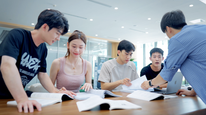 大学生创业青年团队开会议人才庆祝校园生活