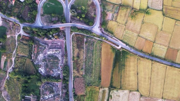 农用地上有各种形状的十字乡村公路，航拍