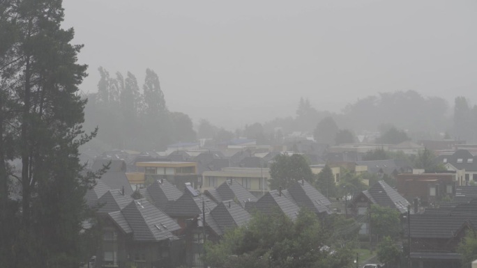 大雨落在郊区
