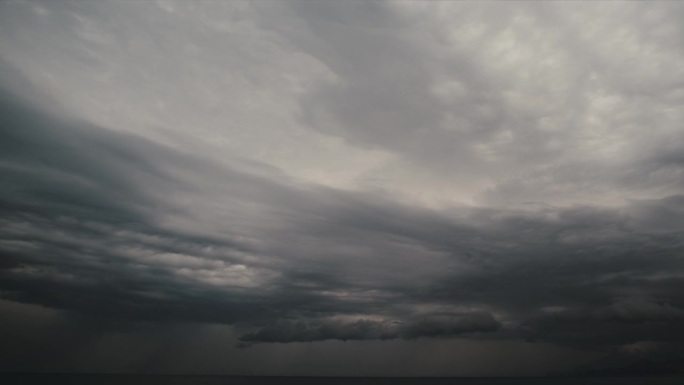 戏剧性的电影云时间流逝。阴沉沉的天空，暴风雨的乌云笼罩着海洋。