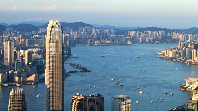 在香港太平山顶俯瞰晴空下的维多利亚港
