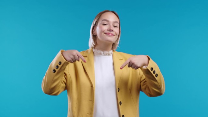 微笑的女人指着下面的广告区。蓝色背景。年轻女士要求点击下方订阅。复制空间为您的商业创意、推广文字内容