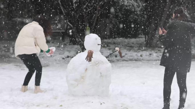 雪地堆雪人乐趣多