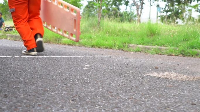 救护小组抢救一名车祸受害者的受伤人员