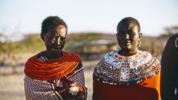 SLO MO桑布鲁妇女穿着部落服装和珠宝