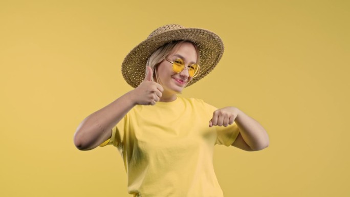 微笑的女人指着下面的广告区。黄色背景。年轻女士要求点击下方订阅。复制空间为您的商业创意，推广内容。