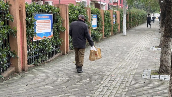 老人街头悠闲散步