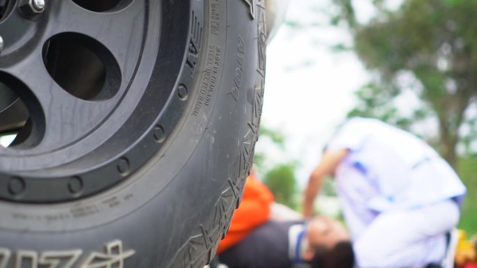 救护小组抢救一名车祸受害者的受伤人员