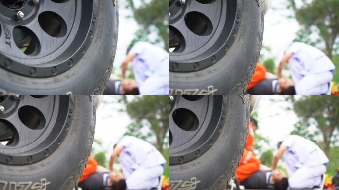 救护小组抢救一名车祸受害者的受伤人员