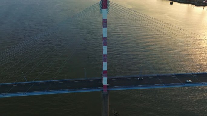 在公路上空飞行的法国斜拉桥。神奇的日出。圣纳泽尔大桥鸟瞰图，这座斜拉桥横跨法国卢瓦尔河