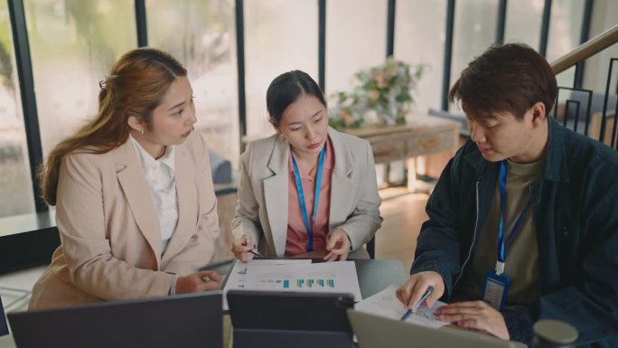 一群商务人士在现代化的办公办公空间共同工作