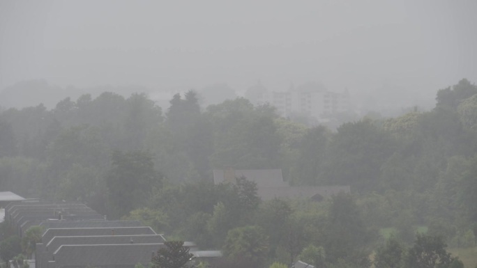 大雨落在郊区