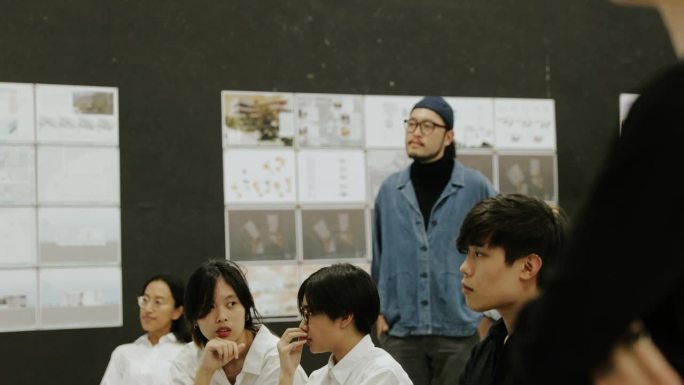 当朋友在礼堂展示论文作品时，重点关注学生的听、说图表和空间设计功能