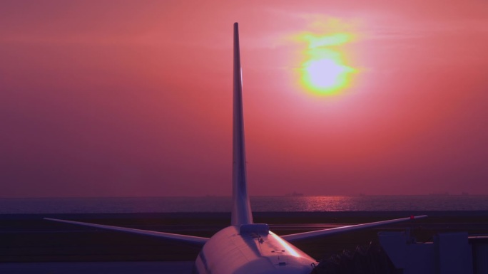 黎明的天空，美丽的大海，还有一架等待起飞的飞机