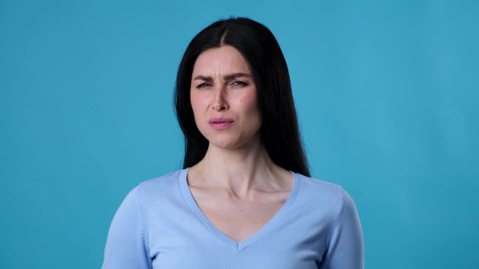 白人女性对蓝色背景反应消极