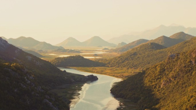 地中海河谷，黎明时分地平线上的山峰。克诺耶维察河峡谷日出。间隔拍摄。温暖的颜色。