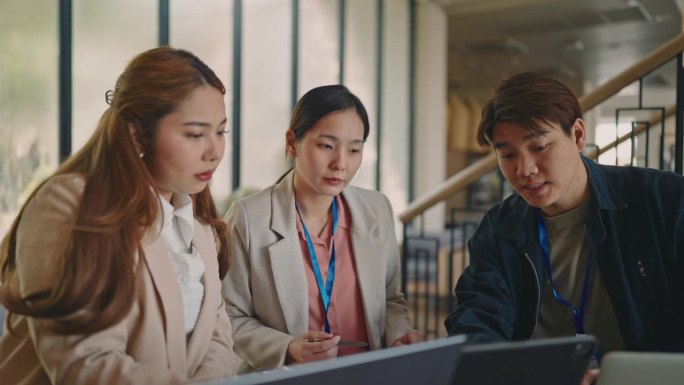 一群商务人士在现代化的办公办公空间共同工作