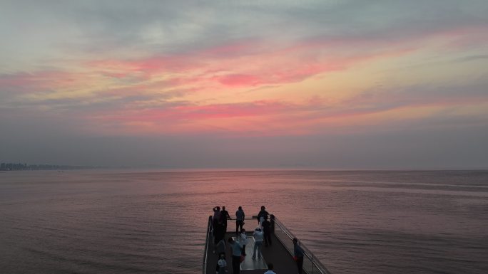 海边日落人群剪影