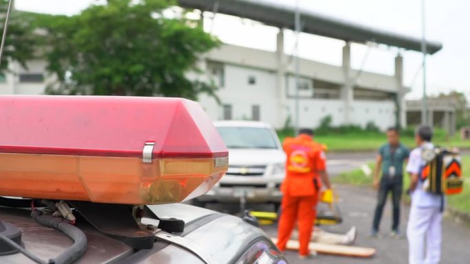 救护小组抢救一名车祸受害者的受伤人员