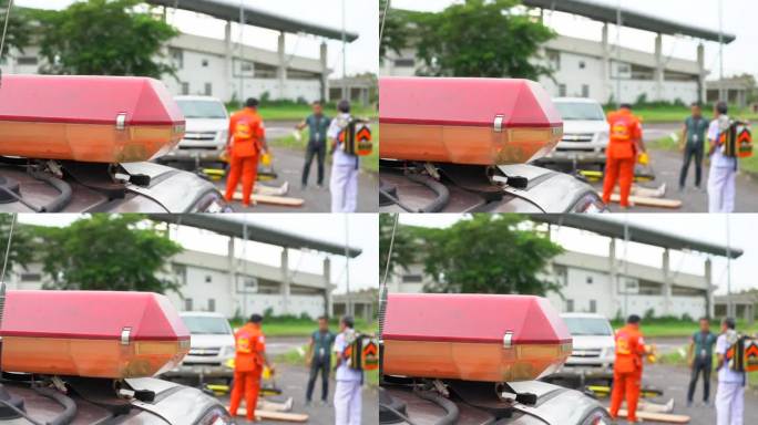 救护小组抢救一名车祸受害者的受伤人员