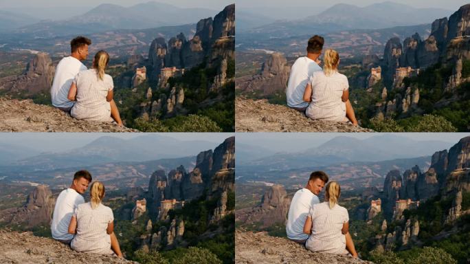 一对夫妇坐在岩石上探索迈泰奥拉修道院