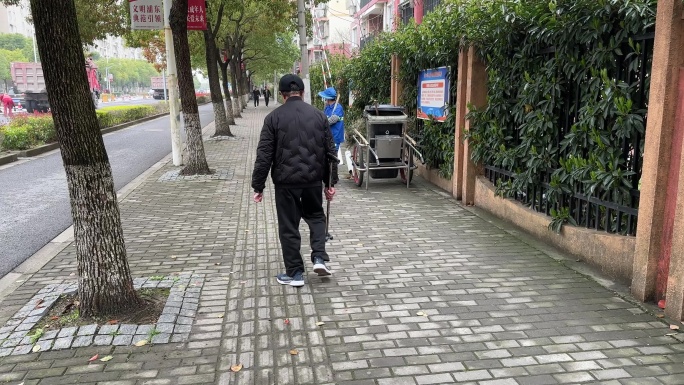 老人街头悠闲散步
