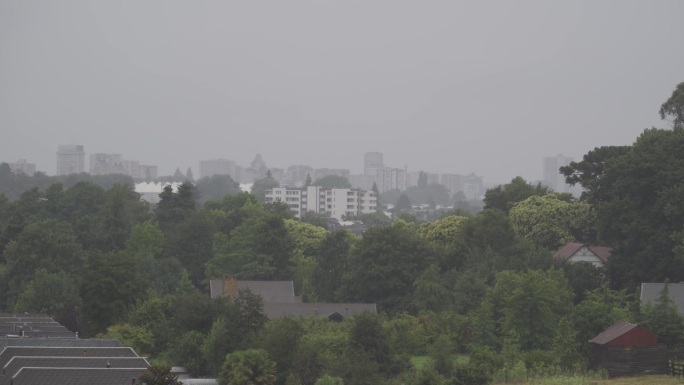 大雨落在城市上空
