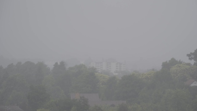 大雨落在城市上空