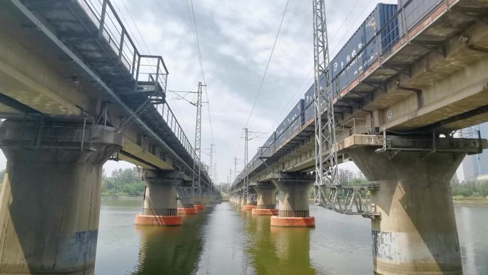 火车桥梁水面景观-15s货运火车通过