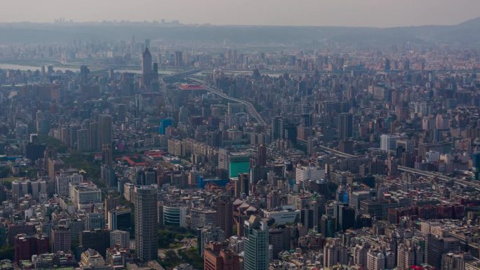 台湾，台北- 2023年5月:台北市中心的延时街景镜头。商业区和住宅区。