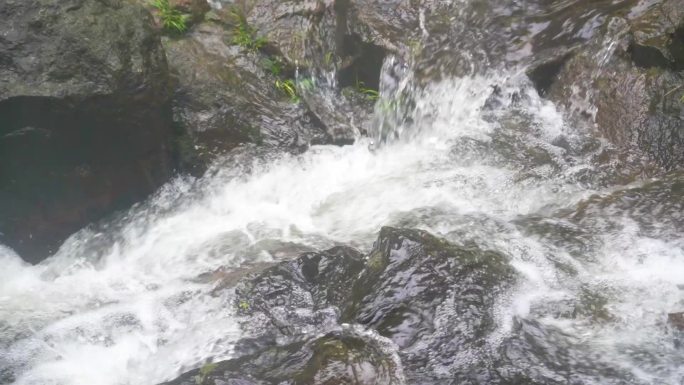 山间溪流湍急水流
