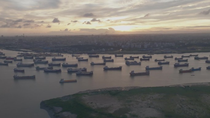 宽航拍的一条大河与许多运输船和城市的背景