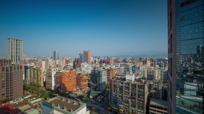 台湾，台北- 2023年5月:台北市中心的延时街景镜头。商业区和住宅区。
