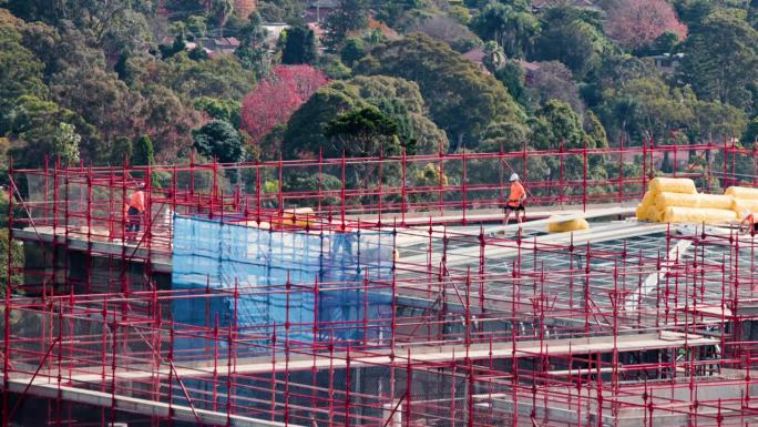 房地产项目施工现场与建筑工程师和工人
