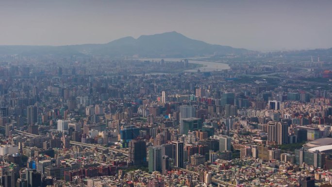 台湾，台北- 2023年5月:台北市中心的延时街景镜头。商业区和住宅区。