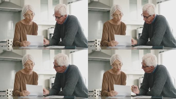 老年夫妇，厨房和预算纸，文件和合同的人寿保险政策。老人和女人讨论退休储蓄，养老金报告和规划金融抵押贷