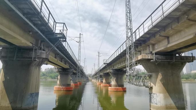 河流上的铁路桥梁