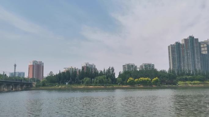 河畔城市建筑群