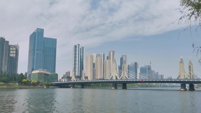 城市天际线与桥梁景观