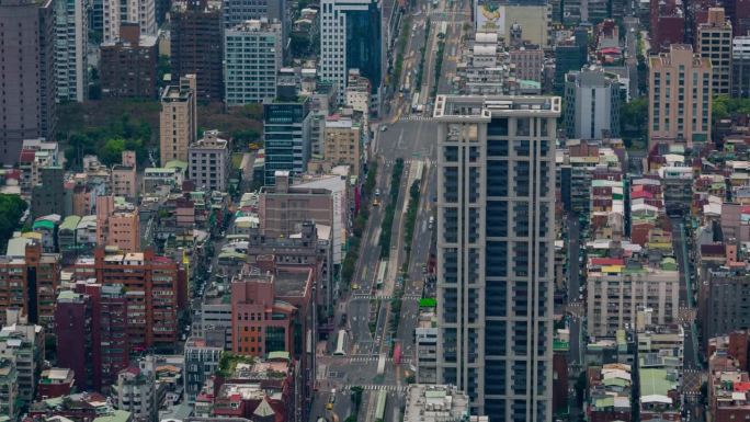 台湾，台北- 2023年5月:台北市中心的延时街景镜头。商业区和住宅区。