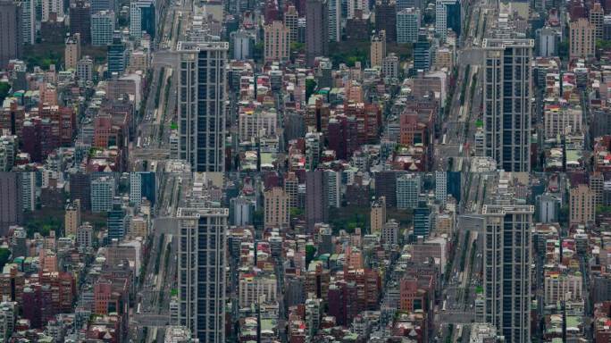 台湾，台北- 2023年5月:台北市中心的延时街景镜头。商业区和住宅区。