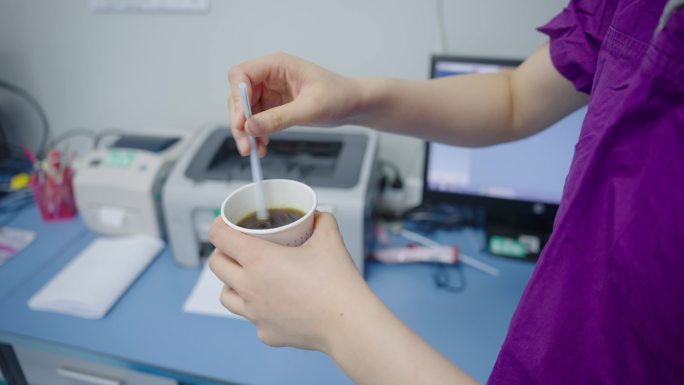 医护人员关心照顾孕妇
