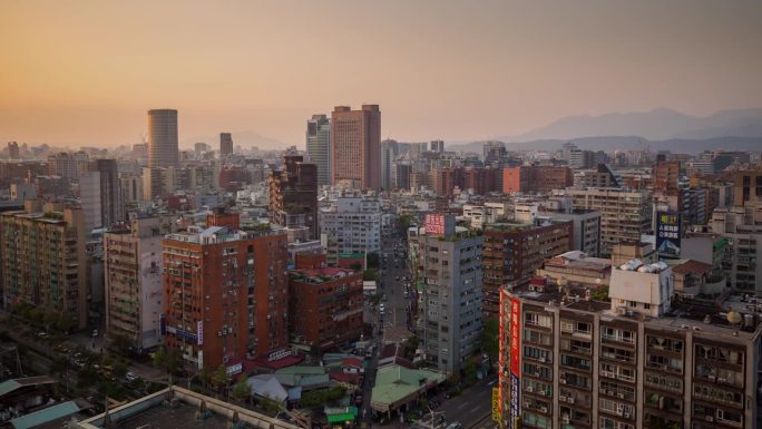 台湾，台北- 2023年5月:台北市中心的延时街景镜头。商业区和住宅区。