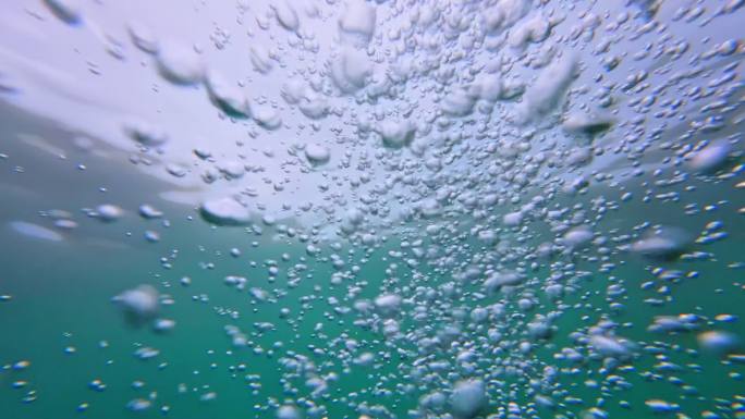 清澈水底气泡涌动