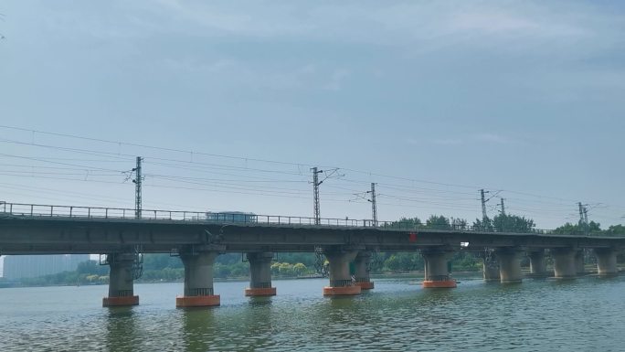 水上铁路桥梁列车行驶