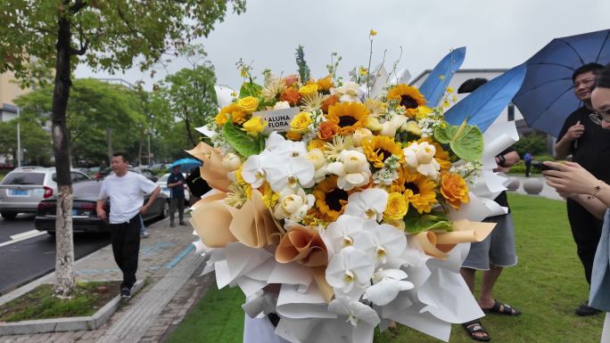 高考校门口家长等待考生出场
